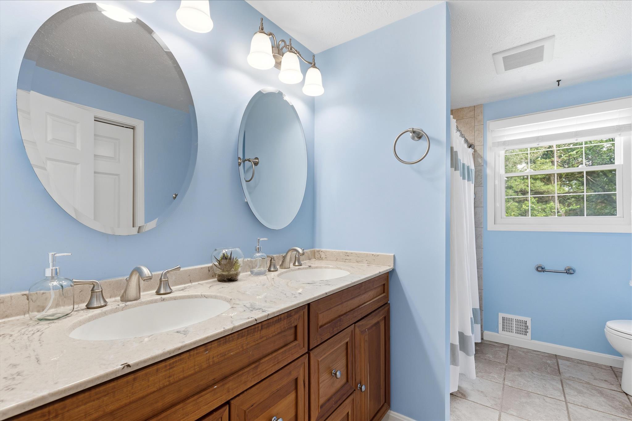 21917 Foxlair Road Gaithersburg, MD 20882 - Photo 29 of 49 upper level full bathroom