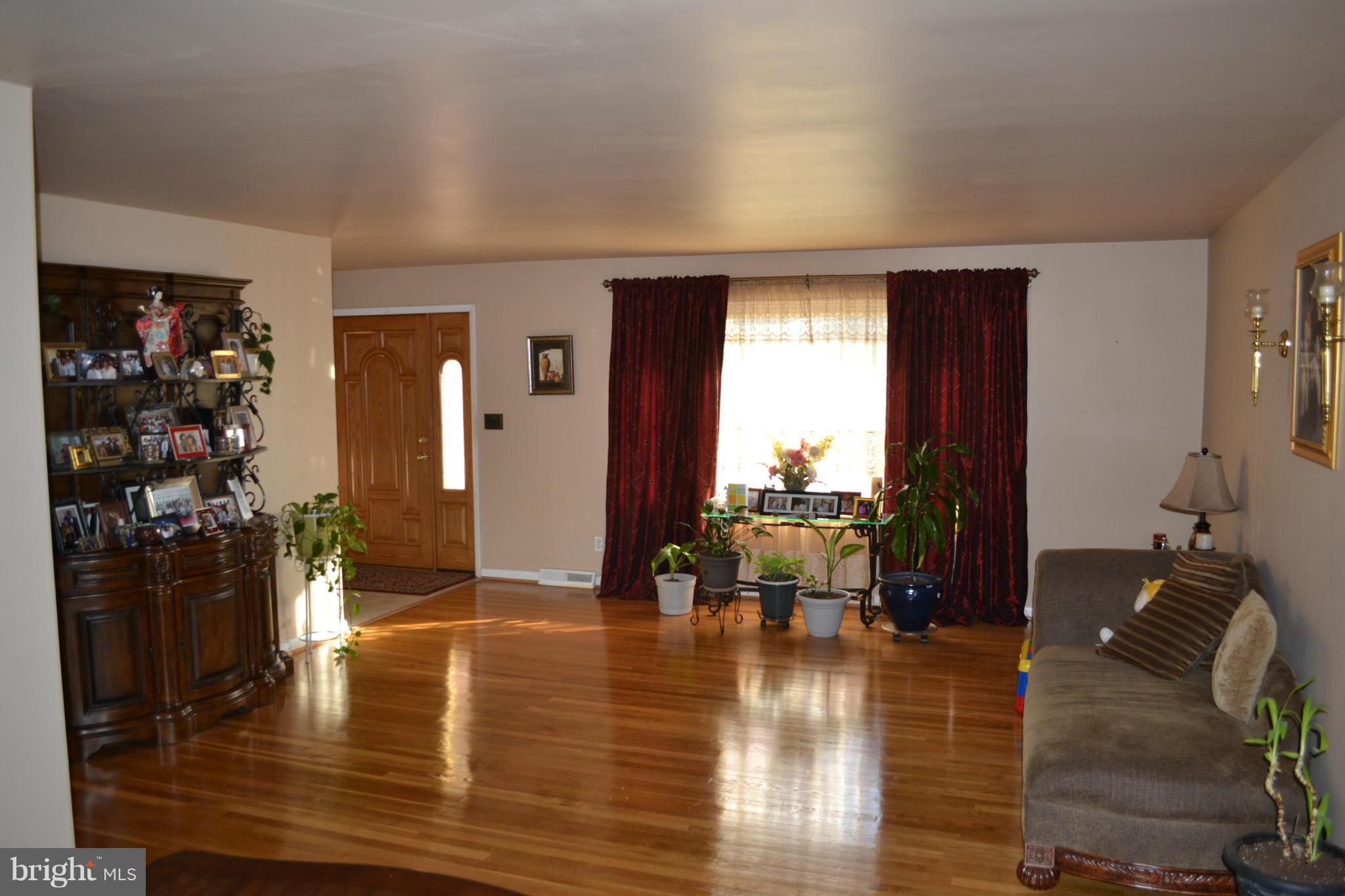 7901 Montwood Road Baltimore, MD 21244 - Photo 4 of 23 Living Room