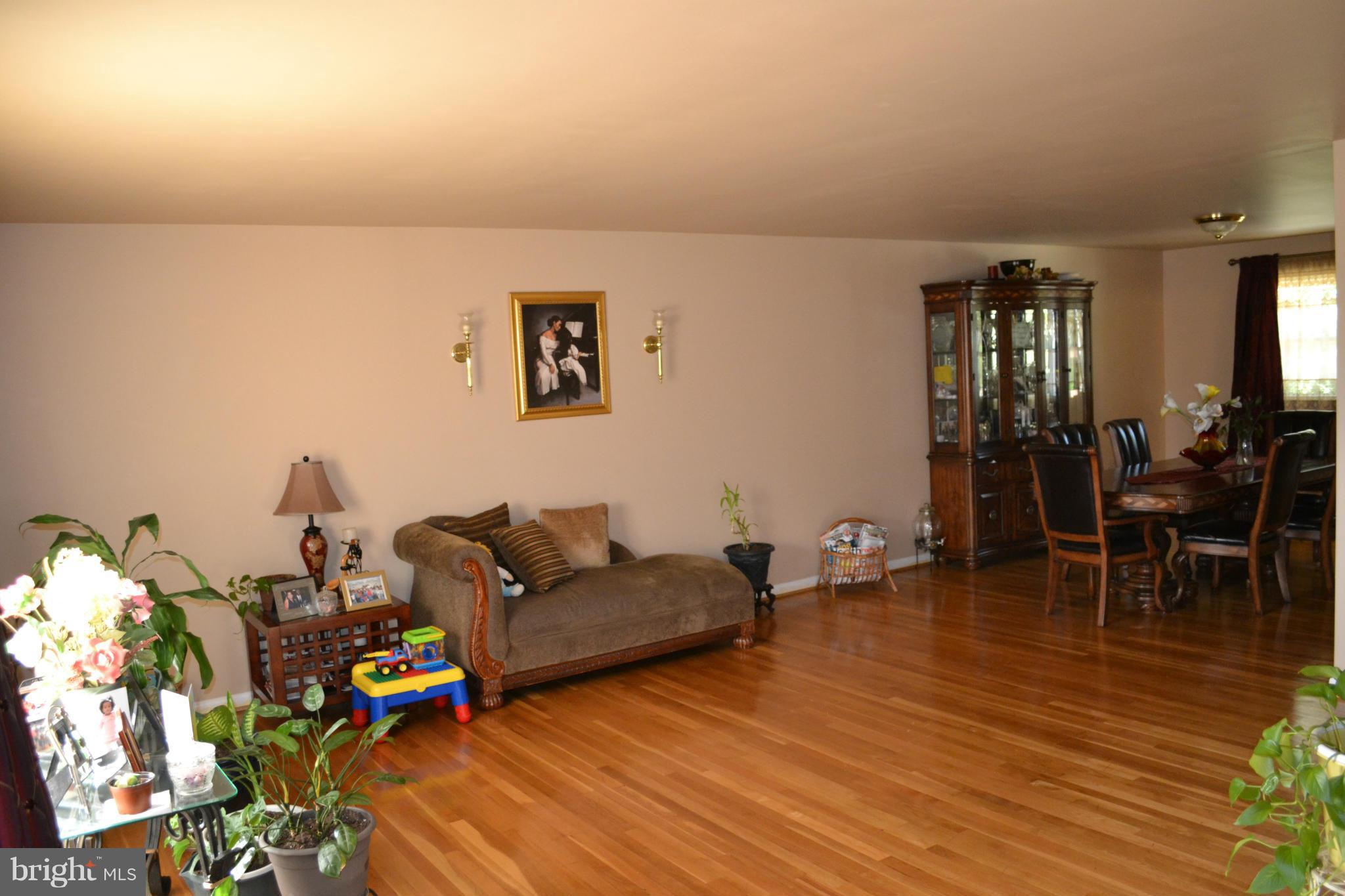7901 Montwood Road Baltimore, MD 21244 - Photo 6 of 23 Living Room