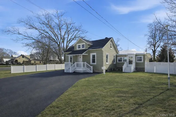 $750,000 | 78 Roslyn Street, Islip Terrace, NY 11752