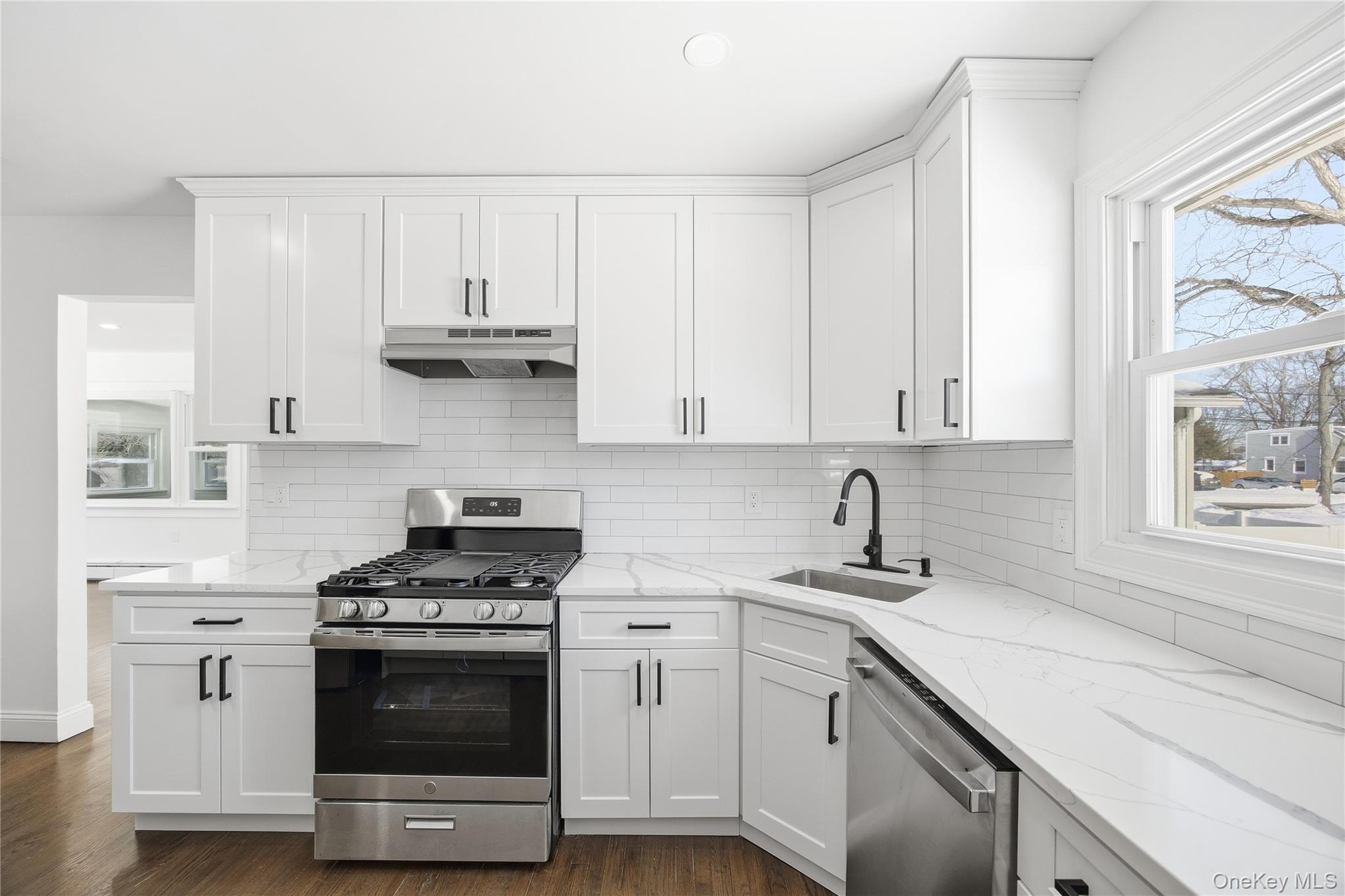 78 Roslyn Street Islip Terrace, NY 11752 - Photo 17 of 26