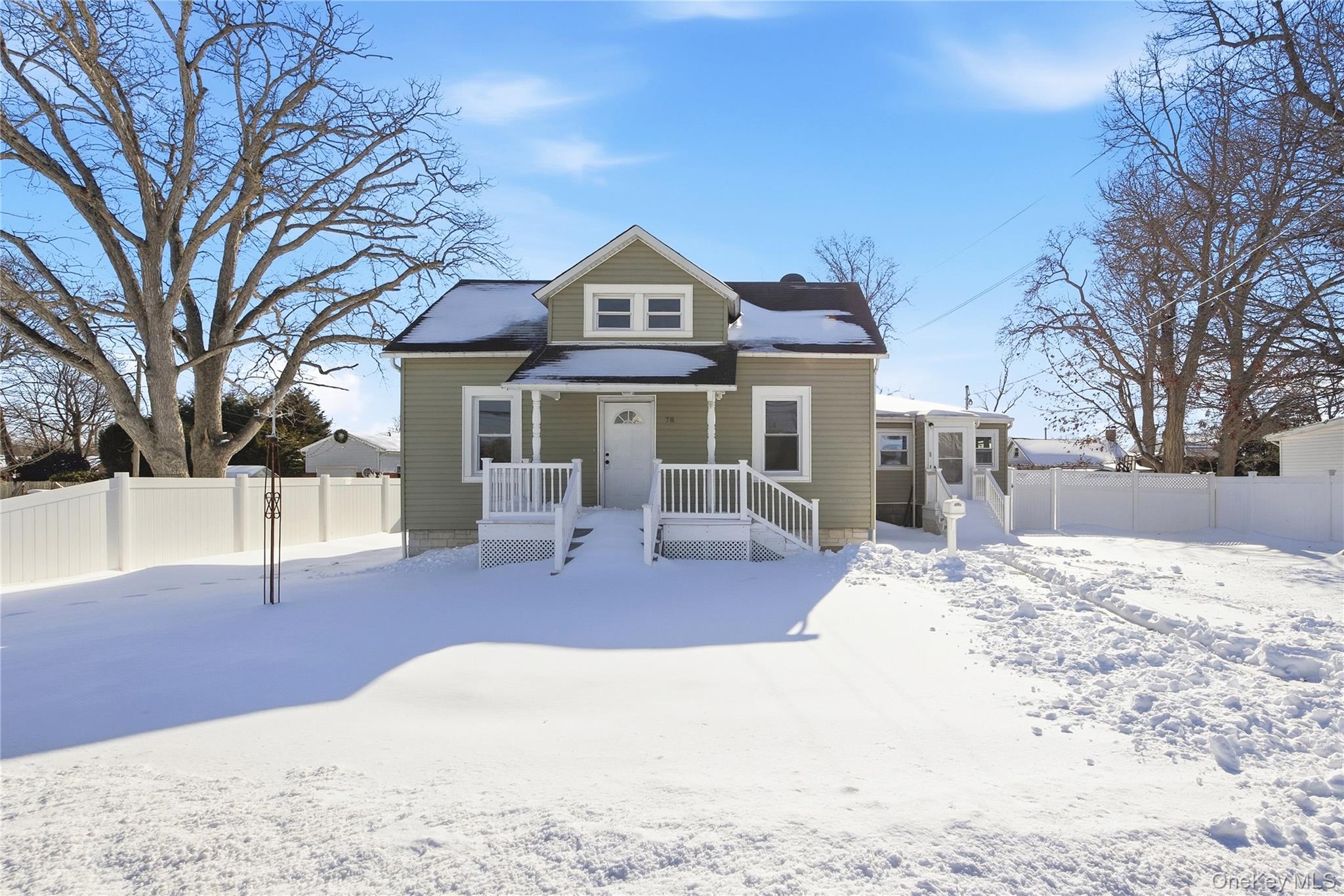 78 Roslyn Street Islip Terrace, NY 11752 - Photo 2 of 26