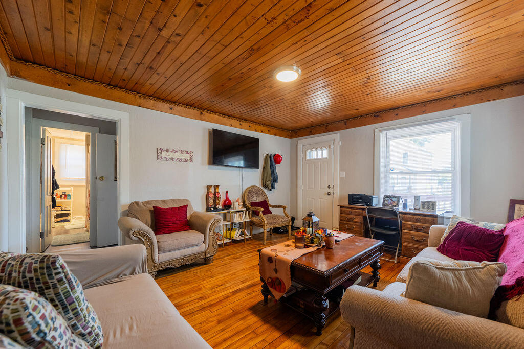 1614 St Clair Street Racine, WI 53402 - Photo 3 of 19 Living Room
