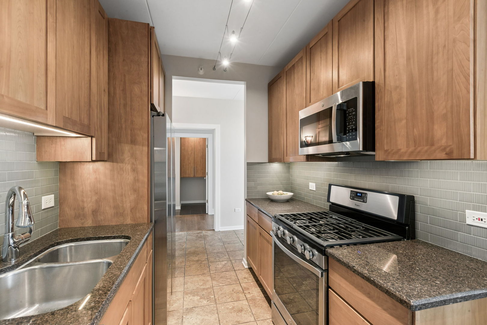 515 Main Street, Unit 802 Evanston, IL 60202 - Photo 15 of 33