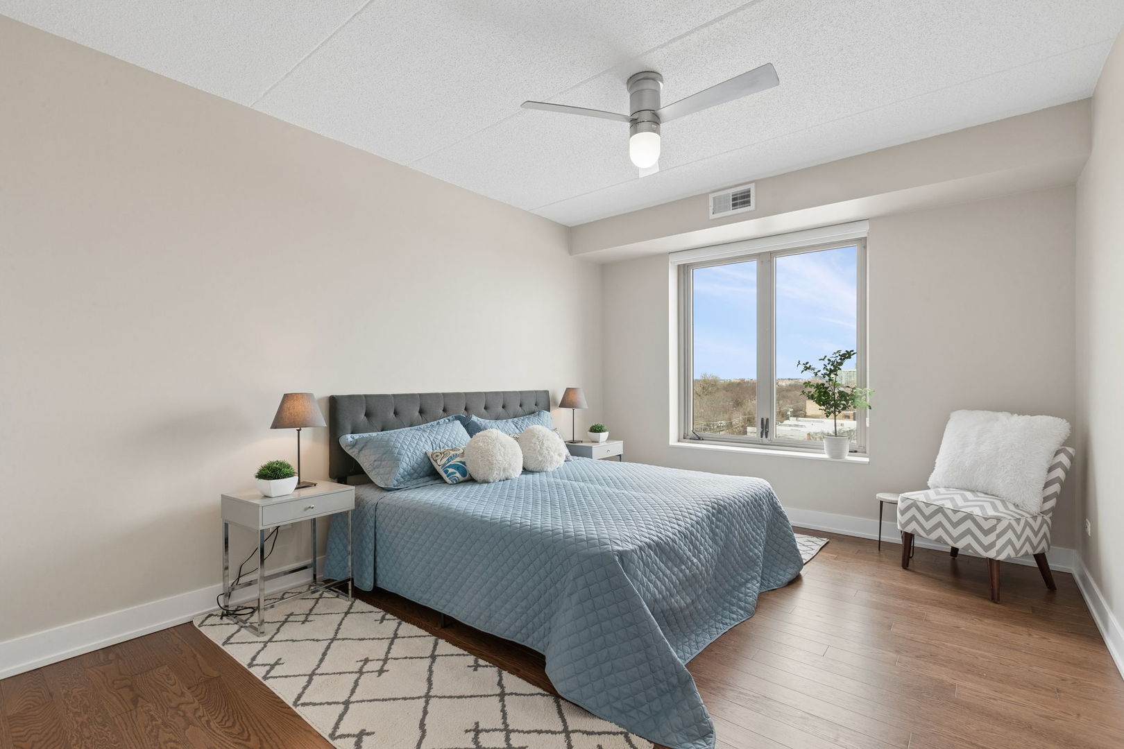 515 Main Street, Unit 802 Evanston, IL 60202 - Photo 17 of 33