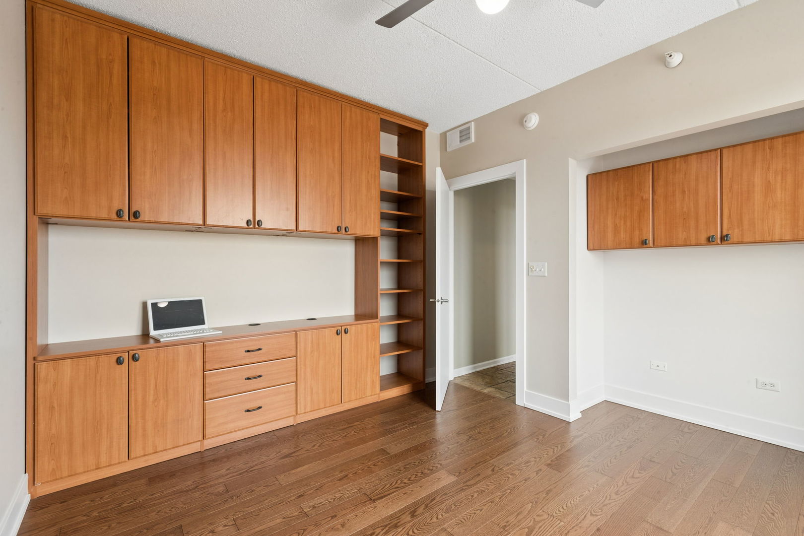 515 Main Street, Unit 802 Evanston, IL 60202 - Photo 26 of 33