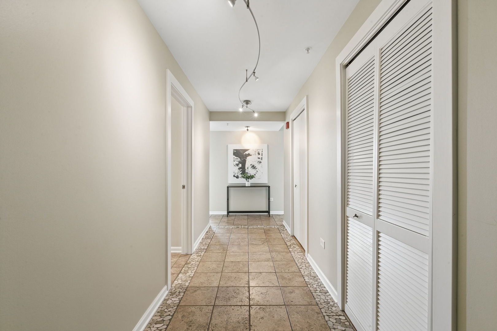 515 Main Street, Unit 802 Evanston, IL 60202 - Photo 3 of 33