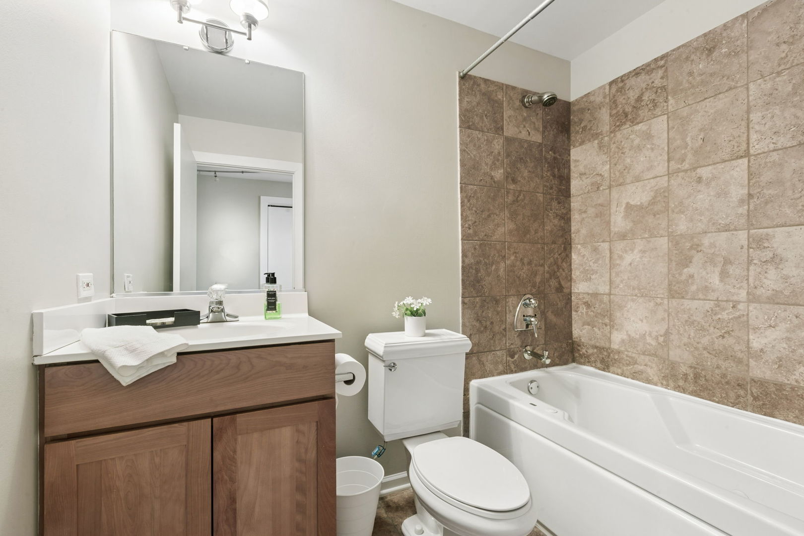 515 Main Street, Unit 802 Evanston, IL 60202 - Photo 6 of 33