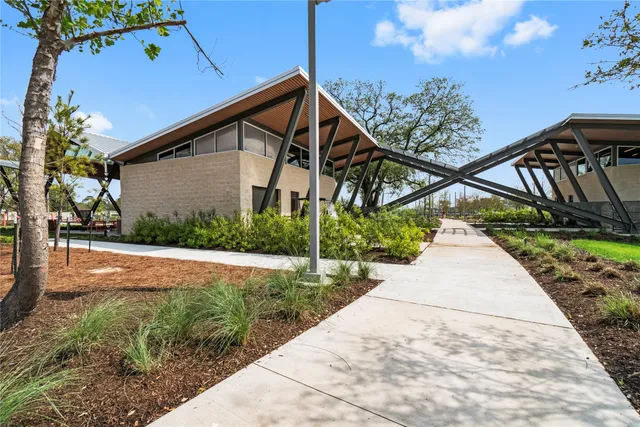 a view of a house with backyard and trees