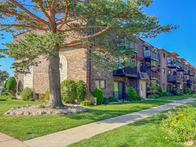 $237,900 | 7604 West Lawrence Avenue, Unit 1B, Harwood Heights, IL 60706