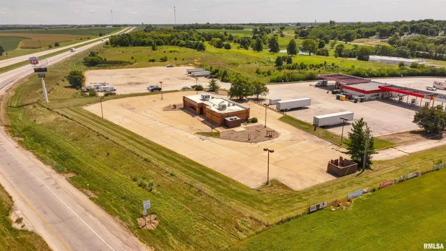 $800,000 | 2 Cieten Plaza, Barry, IL 62312