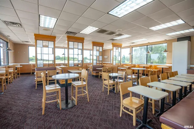 $800,000 | 2 Cieten Plaza, Barry, IL 62312