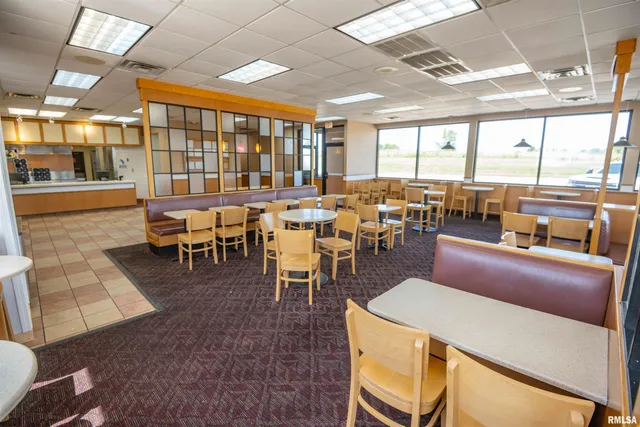 $800,000 | 2 Cieten Plaza, Barry, IL 62312