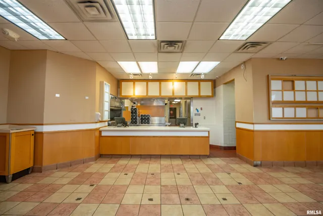 $800,000 | 2 Cieten Plaza, Barry, IL 62312