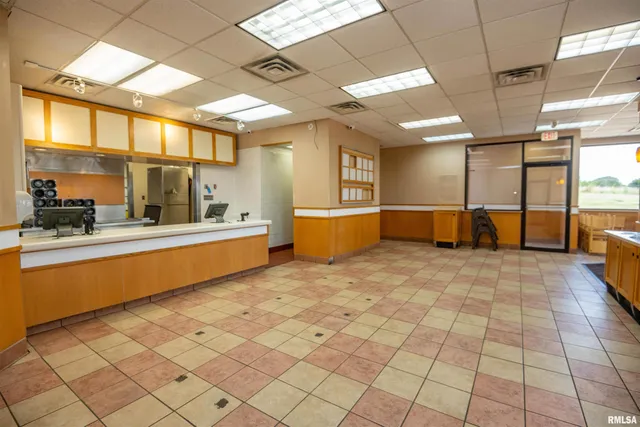 $800,000 | 2 Cieten Plaza, Barry, IL 62312