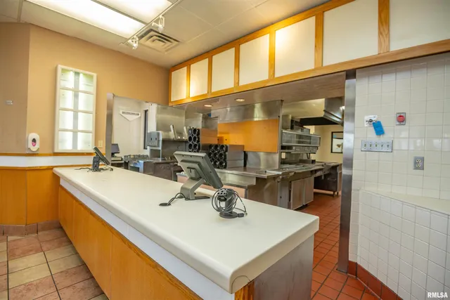 $800,000 | 2 Cieten Plaza, Barry, IL 62312