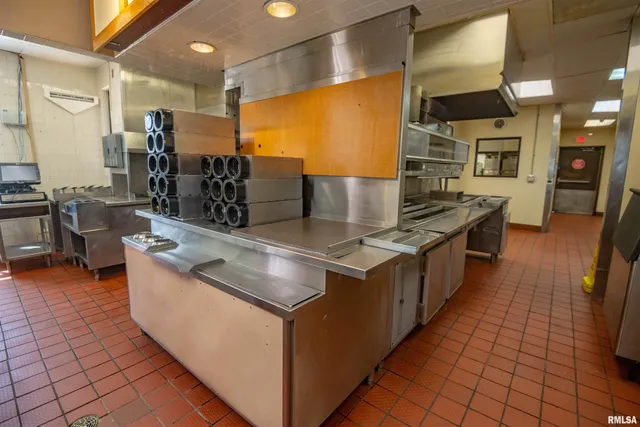 $800,000 | 2 Cieten Plaza, Barry, IL 62312