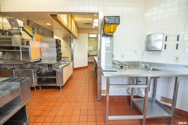 $800,000 | 2 Cieten Plaza, Barry, IL 62312