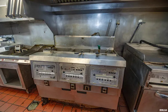 $800,000 | 2 Cieten Plaza, Barry, IL 62312