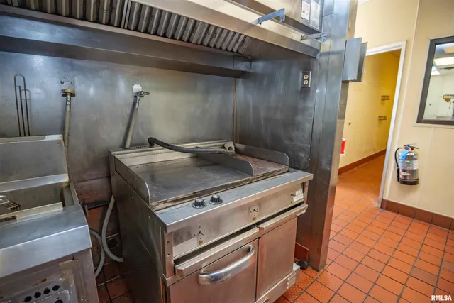 $800,000 | 2 Cieten Plaza, Barry, IL 62312