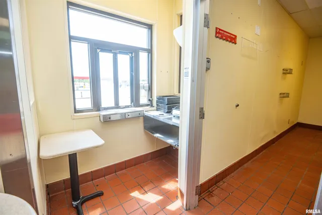 $800,000 | 2 Cieten Plaza, Barry, IL 62312