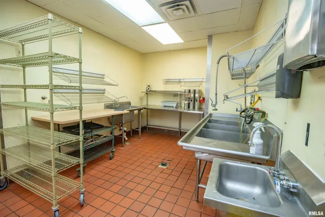 $800,000 | 2 Cieten Plaza, Barry, IL 62312