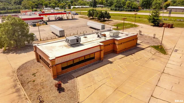 $800,000 | 2 Cieten Plaza, Barry, IL 62312