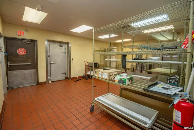 $800,000 | 2 Cieten Plaza, Barry, IL 62312