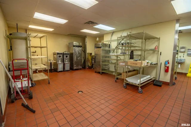 $800,000 | 2 Cieten Plaza, Barry, IL 62312