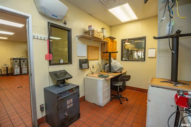 $800,000 | 2 Cieten Plaza, Barry, IL 62312