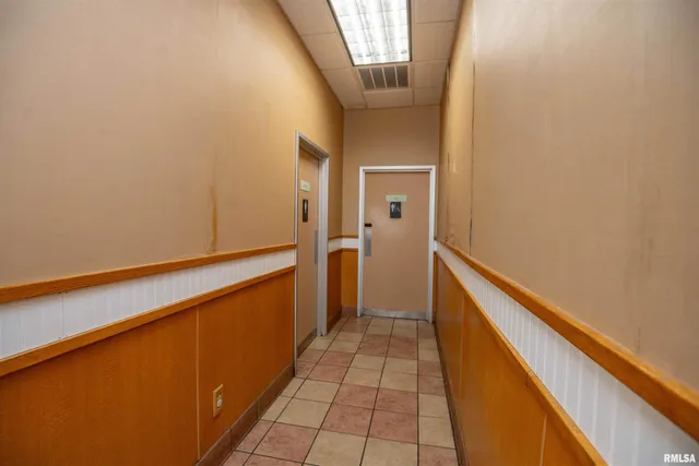 $800,000 | 2 Cieten Plaza, Barry, IL 62312