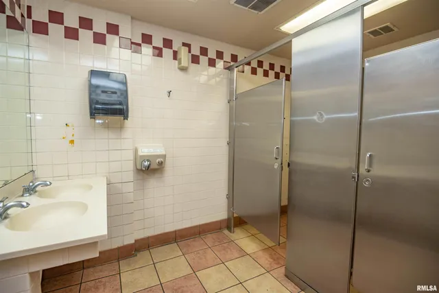 $800,000 | 2 Cieten Plaza, Barry, IL 62312