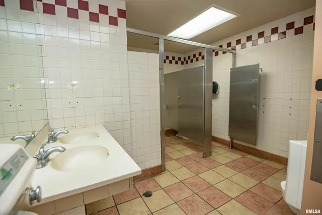 $800,000 | 2 Cieten Plaza, Barry, IL 62312