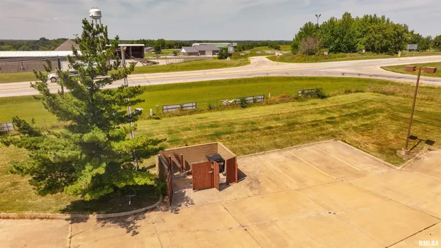 $800,000 | 2 Cieten Plaza, Barry, IL 62312