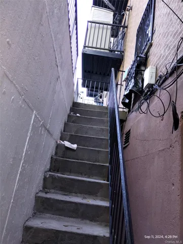 $1,589,000 | 56-09 Van Cleef Street | South Corona