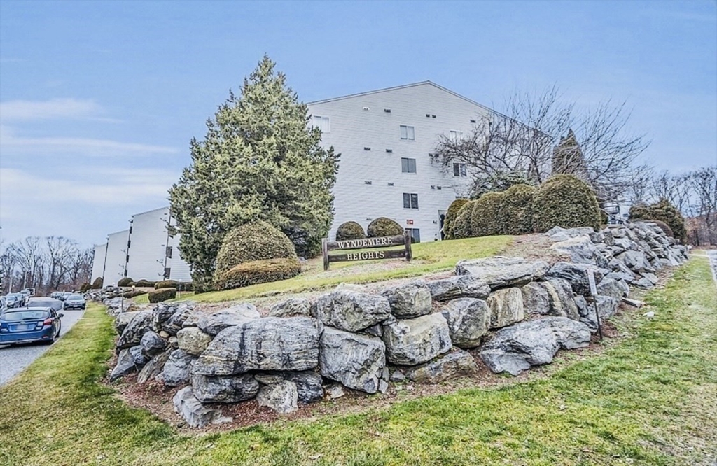 11 Gibbs Street, Unit A6 Worcester, MA 01607 - Photo 14 of 14 a view of a yard with an house