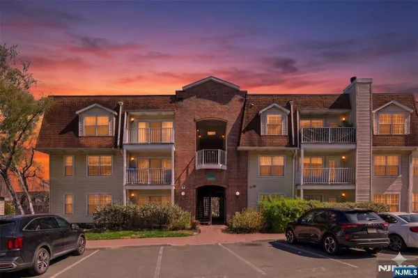 $589,000 | 400 Crown Court, Unit 561, Edgewater, NJ 07020