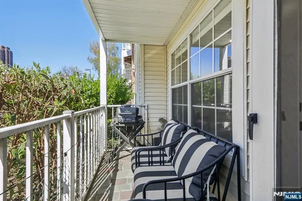 $589,000 | 400 Crown Court, Unit 561, Edgewater, NJ 07020