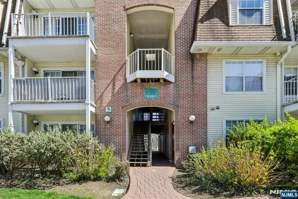 $589,000 | 400 Crown Court, Unit 561, Edgewater, NJ 07020