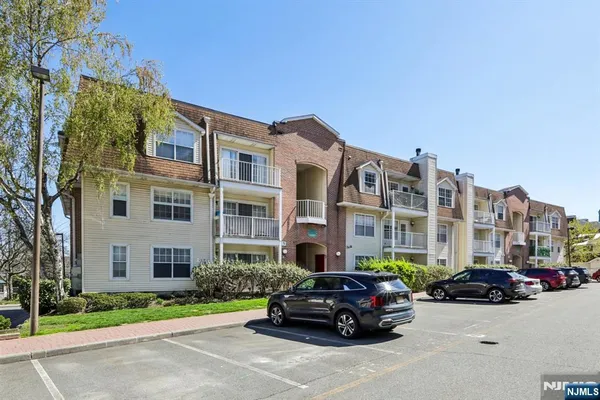 $589,000 | 400 Crown Court, Unit 561, Edgewater, NJ 07020