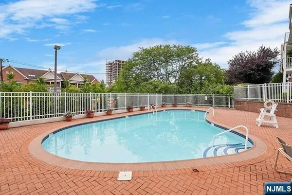 $589,000 | 400 Crown Court, Unit 561, Edgewater, NJ 07020