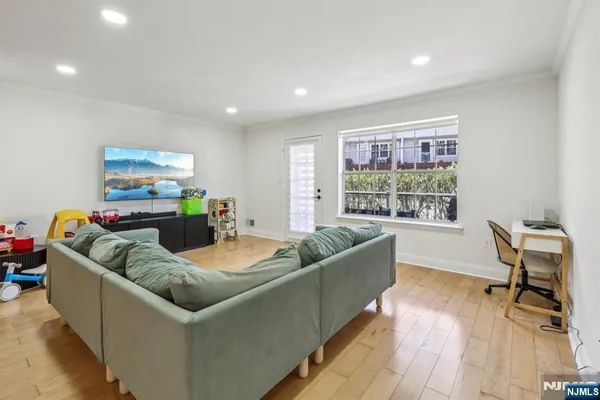 $589,000 | 400 Crown Court, Unit 561, Edgewater, NJ 07020