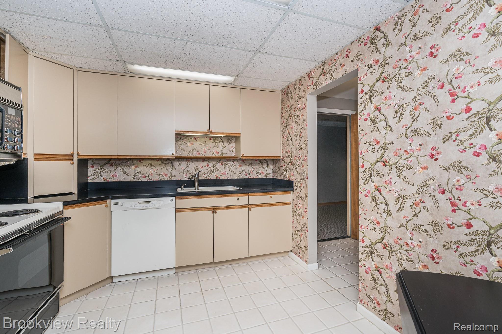 875 GreenView Court, Unit 57 Rochester, MI 48307 - Photo 16 of 47 875 Green View MLS-W021.jpg