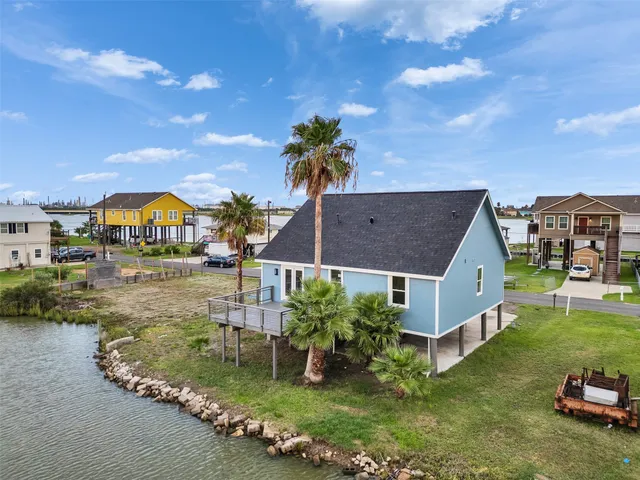 a view of a house with swimming pool and a yard
