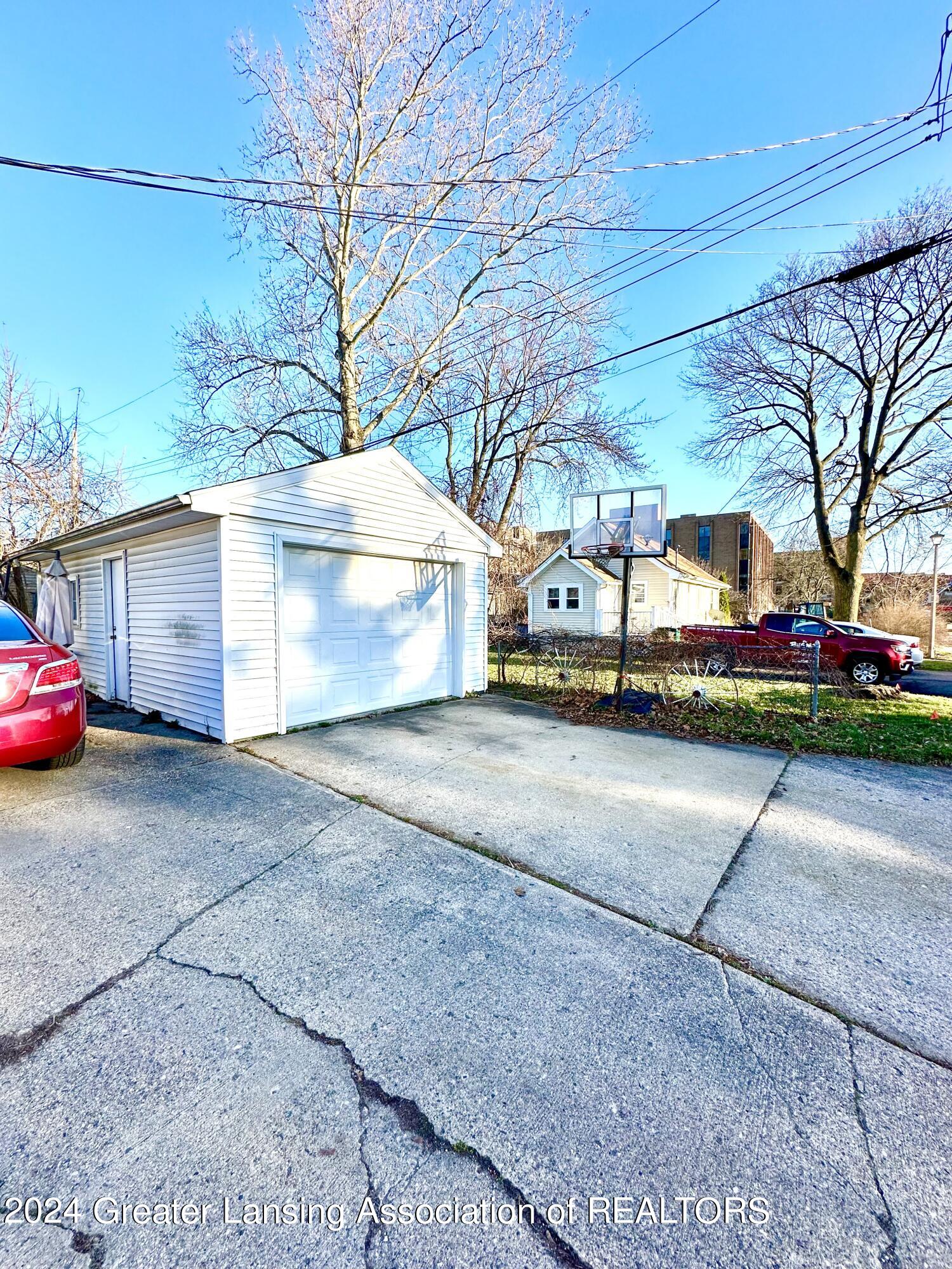 331 Strathmore Road Lansing, MI 48910 - Photo 4 of 31 Garage extra parking