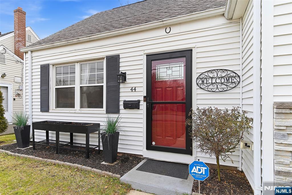 44 Kaywin Avenue Hawthorne, NJ 07506 - Photo 4 of 32