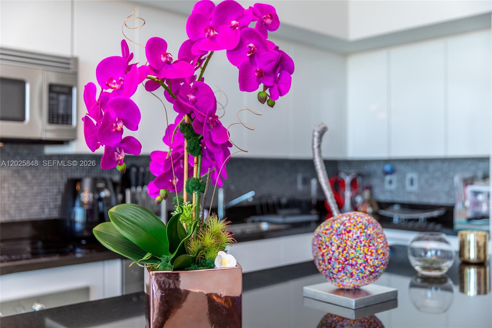 92 Southwest 3rd Street, Unit 5108 Miami, FL 33130 - Photo 6 of 33 a living room with furniture and flowers