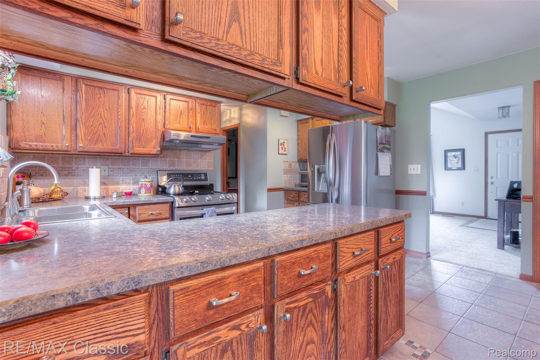 4021 west maple interiors (27).jpg
