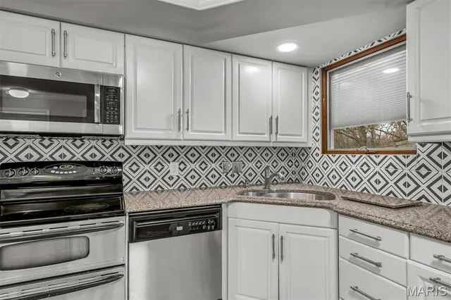 $314,900 | 5439 Valleyside Lane, St. Louis, MO 63128