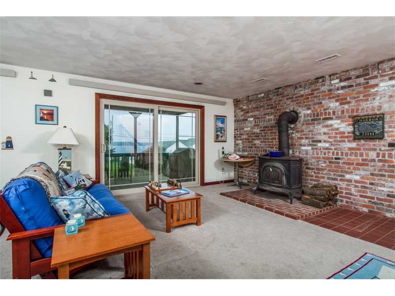 122 Conch Road Narragansett, RI 02882 - Photo 12 of 25 Den/Family/Great Room.